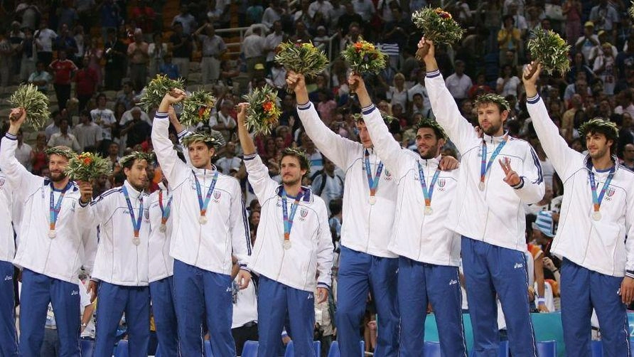 Il Premio Reverberi a Quattro Castella celebra campioni olimpici del basket italiano, tra cui Basile e Galanda, in un evento dedicato alla memoria dell'arbitro Pietro Reverberi.