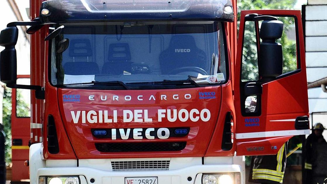 Incendio in officina, il titolare 48enne rimane ustionato