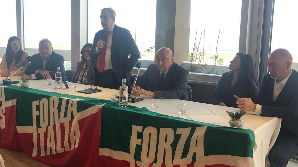 Il senatore. Gasparri con i candidati di Forza Italia e i coordinatori Tassinari e Barboni