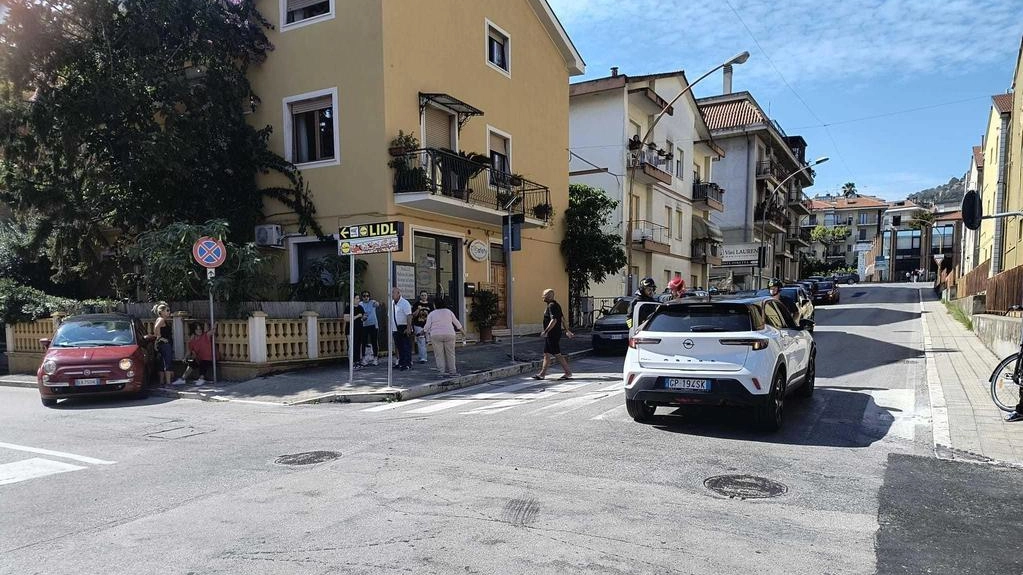 Due donne ferite in incidente a San Benedetto: scontro tra Opel e Fiat, entrambe condotte da donne. Trasportate in ospedale, condizioni non gravi. Polizia locale indaga. Vigili del fuoco sul posto.