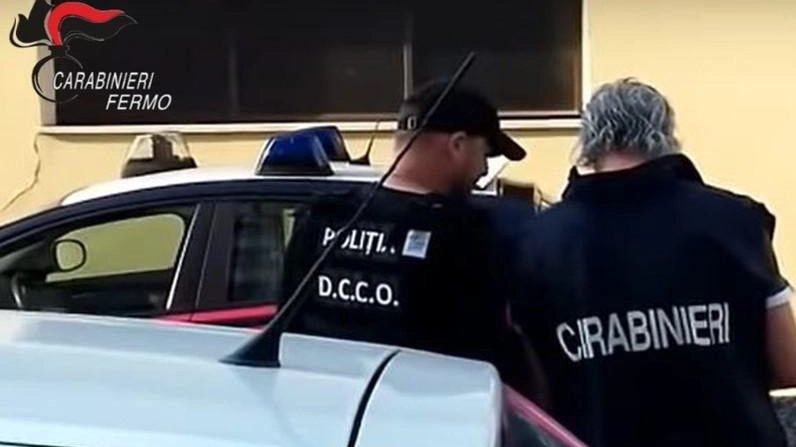 Lungo il confine con la Bulgaria, le autorità di polizia romene, in sinergia con i carabinieri di Fermo, hanno rintracciato e tratto in arresto il 32enne