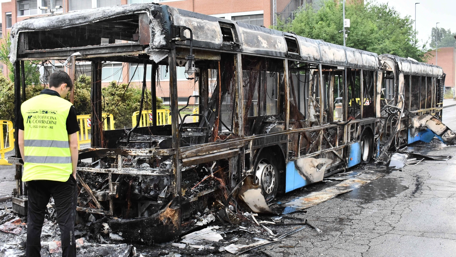L'autobus distrutto dall'incendio (foto Artioli)