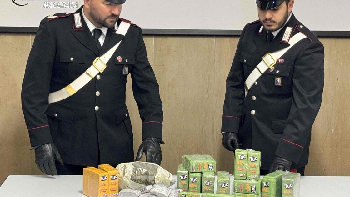 In auto soldi falsi e chili di hashish: arrestato