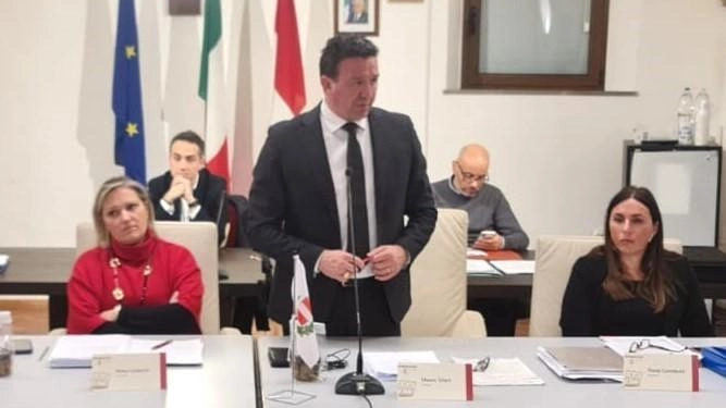 Il sindaco di Tolentino risponde alle critiche dei commercianti, offrendo parcheggi gratuiti e spiegando le iniziative comunali.