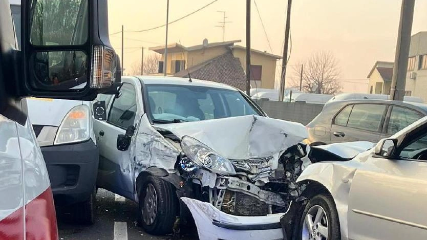 Traffico bloccato nel primo pomeriggio di ieri sulla strada provinciale che porta all’ingresso sud del centro abitato di Reggiolo,...