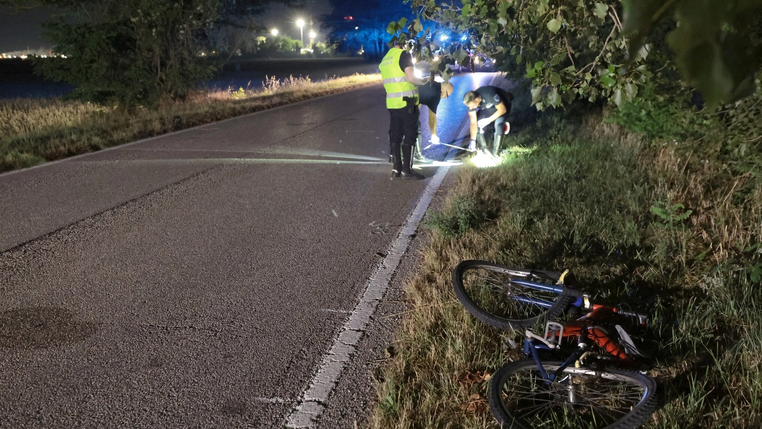 Schianto a Lido Adriano nella notte: cicliesta investito da una moto. I rilievi (foto Zani)