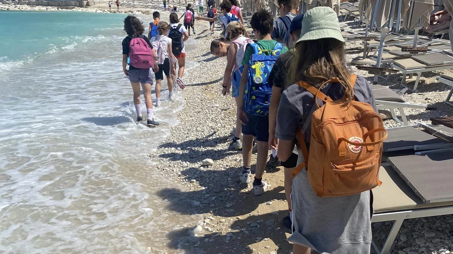 Spiaggia erosa. Si cammina in fila indiana dentro l’acqua