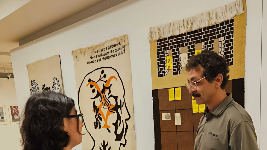 La mostra "Oltremari. Nuove traiettorie del fumetto arabo" a Palazzo Bisaccioni presenta opere di giovani autori arabi che mescolano generi e immaginari, esplorando storie complesse e visioni distopiche. La scena del fumetto arabo si inserisce nelle trasformazioni culturali della primavera araba, offrendo un'opportunità unica di esplorare nuove prospettive artistiche.