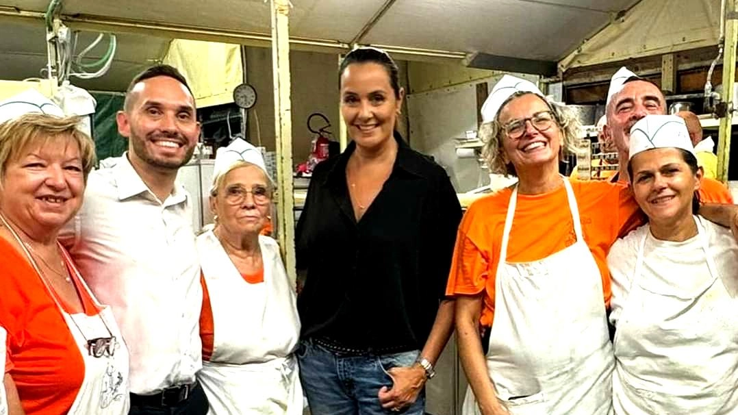 Il cantante Michele Maisano si esibisce alla Sagra di San Luigi a Riale per la sesta volta, mostrando affetto per il luogo che lo ha accolto e per la musica che ha segnato la sua vita. Al concerto partecipa anche Miss Italia 1986, Roberta Capua.