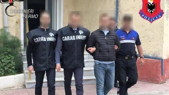 I carabinieri durante la cattura del latitante