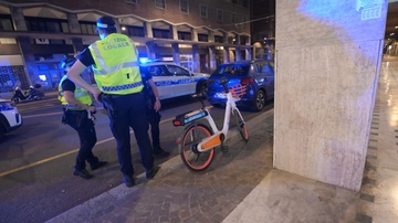 Incidente in via Marconi a Bologna, Mobike forse urtata da un pirata della strada: ragazza gravissima