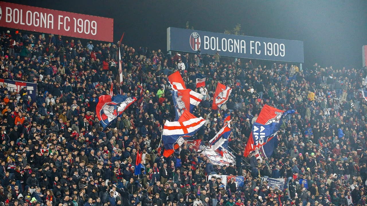 I tifosi rossoblù sugli spalti della partita di Champions League Bologna Monaco