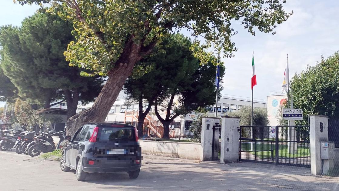 Si uccide a 15 anni con la pistola, mattinata di paura: “C’è un ragazzo armato, non fate uscire nessuno dalle scuole”