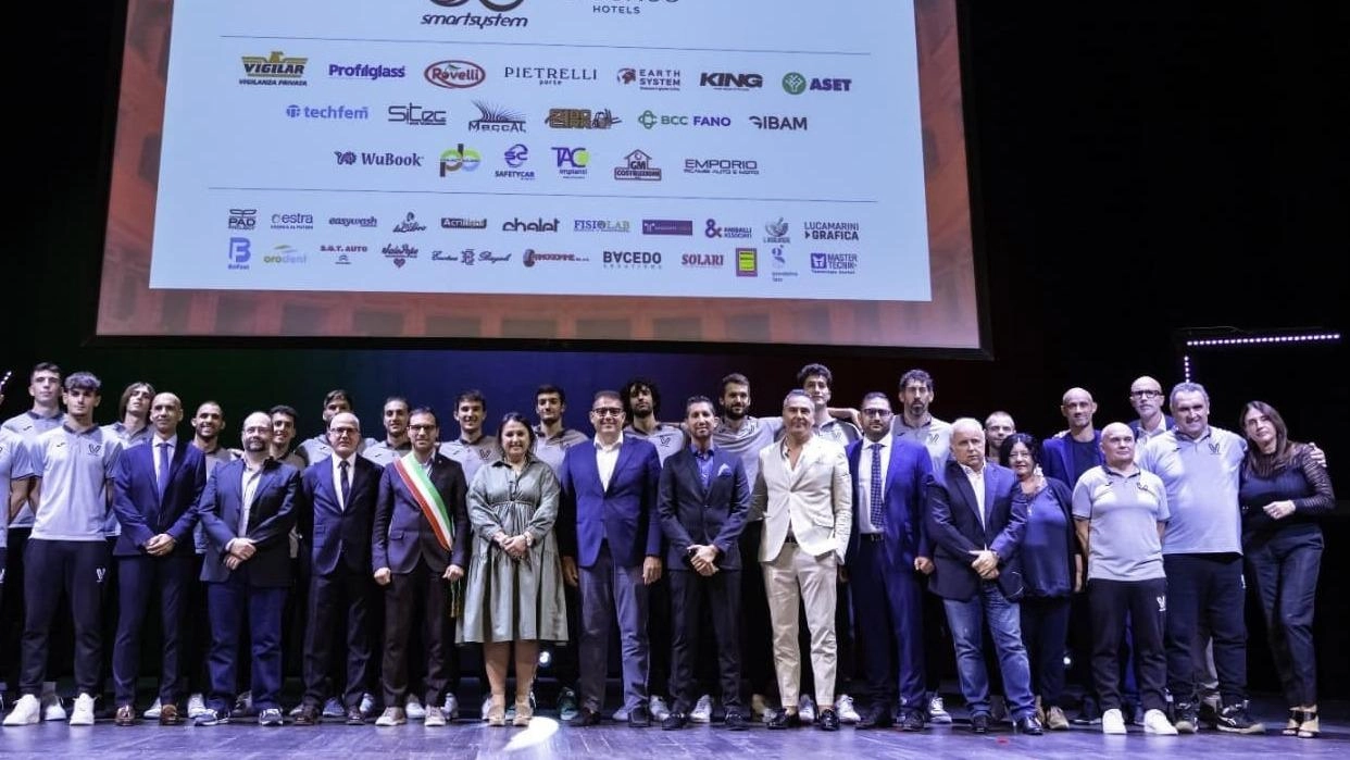 Atleti, dirigenti e vecchie glorie della Smartsystem ed Essence Hotels al teatro della Fortuna di Fano insieme alle autorità cittadine