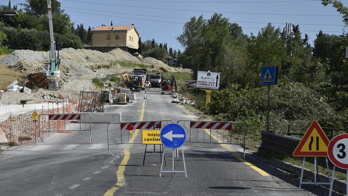 Il cantiere in via dei Velini: "Costretto a chiudere il bar, una perdita di 15mila euro"
