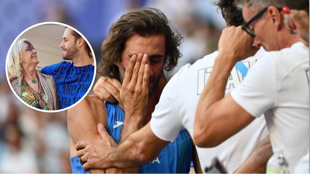 Gimbo Tamberi in lacrime dopo l'Olimpiade di Parigi; nel tondo, con la madre Sabrina Piastrellini