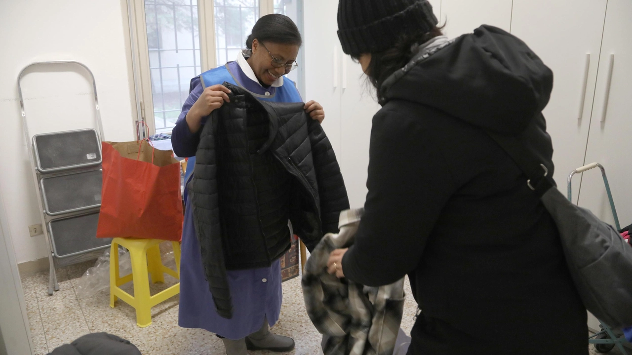 Santa Teresa fornisce un servizio per quanto riguarda docce, indumenti e ristoro a chi ne ha bisogno Sotto operatori e staff, al lavoro per aiutare gli altri (foto Giampiero Corelli)