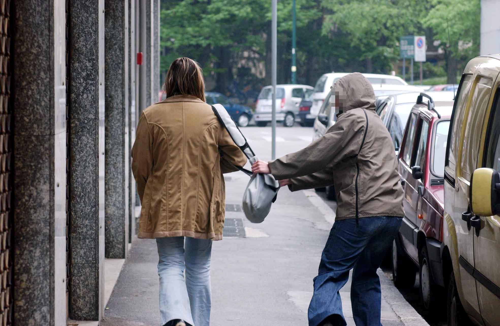 Rapinatore seriale arrestato a Modena, almeno 10 i colpi a segno a danni di donne anziane: è caccia ai complici