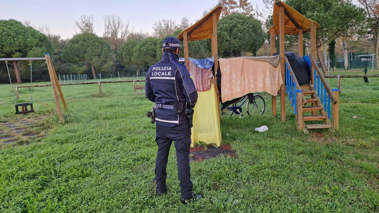 Rifiuti e campeggio abusivo nel parco di via Longiano a Lido di Savio