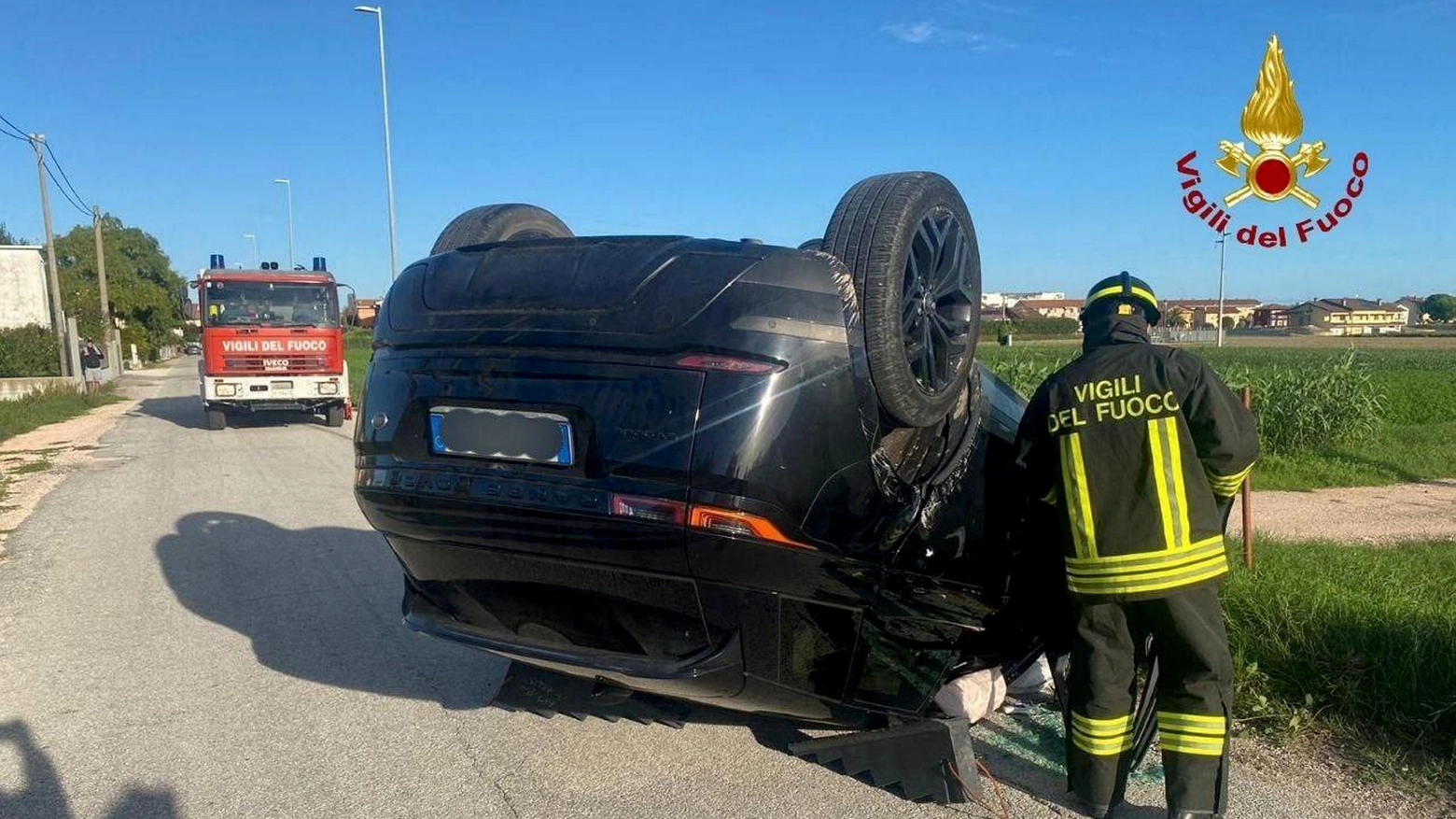 Il suv che si è ribaltato in mattinata lungo via Cantalupo nel Comune di Cesenatico