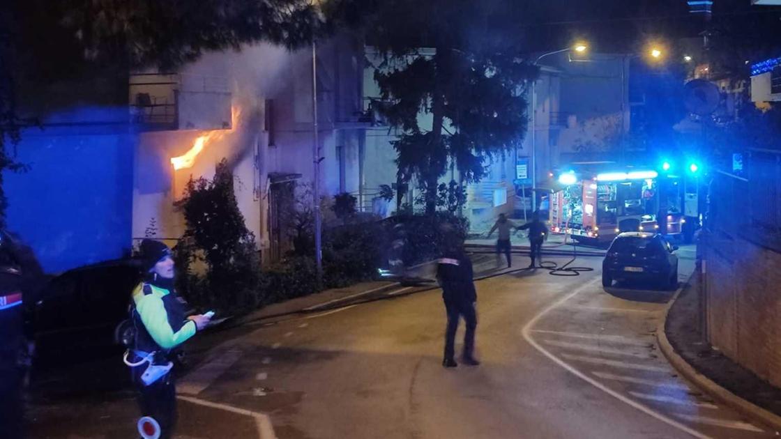 Sgombero totale dopo l’incendio. Le fiamme partite da una sigaretta