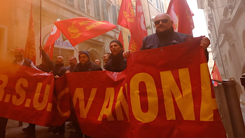 Lo sciopero per la sicurezza. Un birillo e un garofano rosso per ognuna delle 28 vittime: "Infortuni, è una guerra civile"