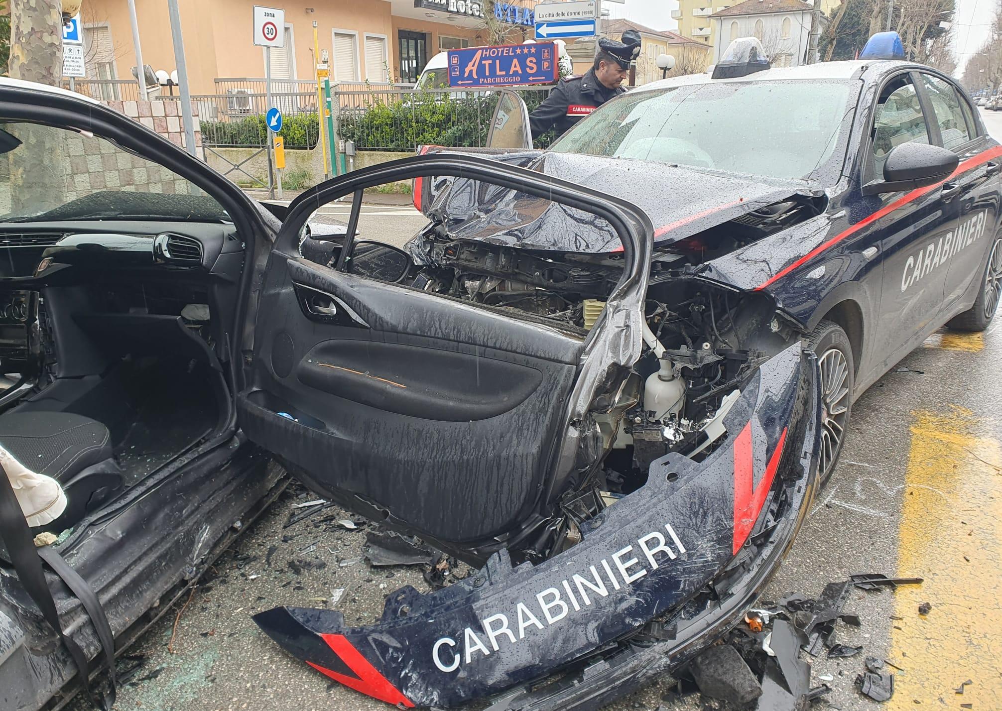 Pauroso frontale tra una pattuglia di carabinieri e una coppia di anziani: 4 feriti in ospedale, uno è grave