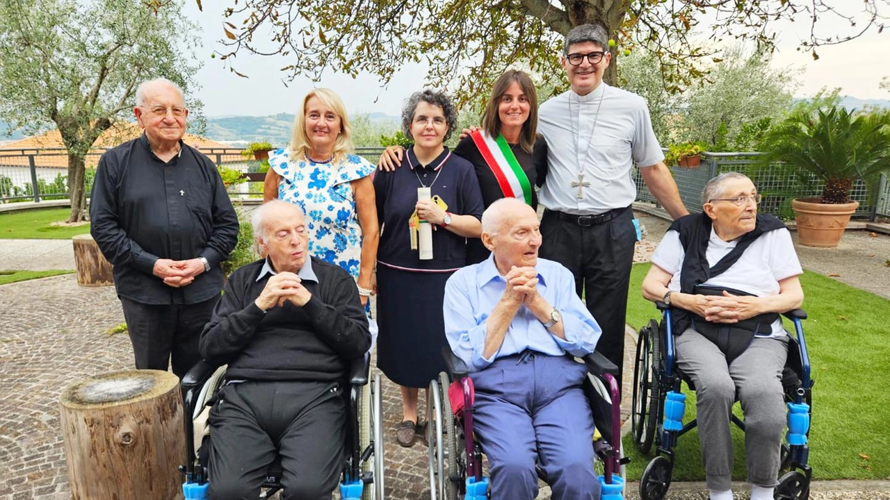 La festa per. Don Attilio (al centro). Tra gli invitati, anche il vescovo Andreozzi