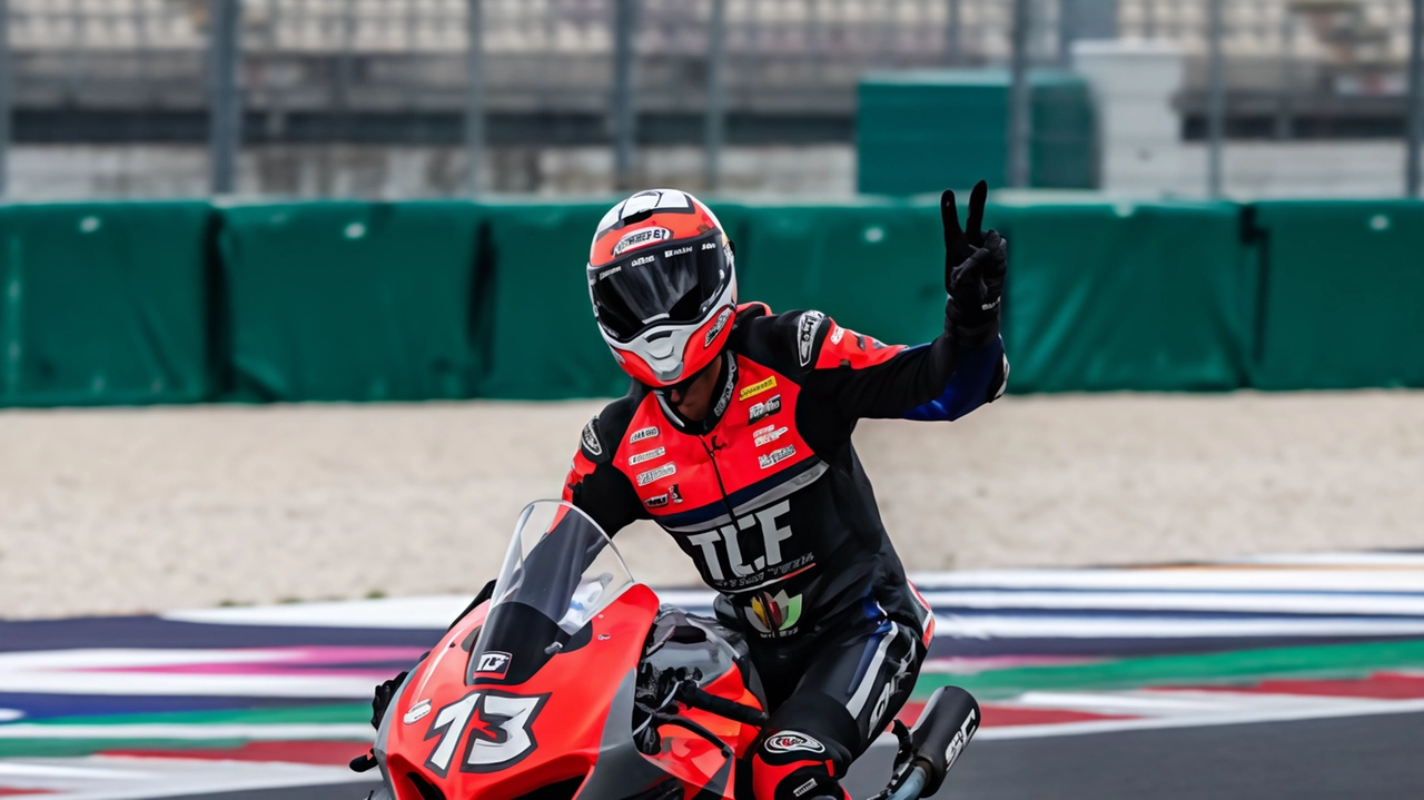 Il pilota senigalliese Simone Saltarelli chiude la stagione con una vittoria al Gran Premio di Misano Adriatico, confermando la sua versatilità e il desiderio di continuare a gareggiare. Con la Ducati ha ottenuto importanti spunti per il futuro, valutando anche il ritorno al mondo endurance.