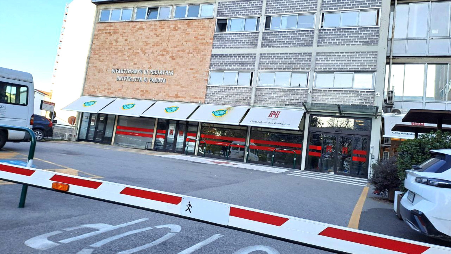 Sevizie a figlio 5 mesi: bimbo resta in terapia intensiva