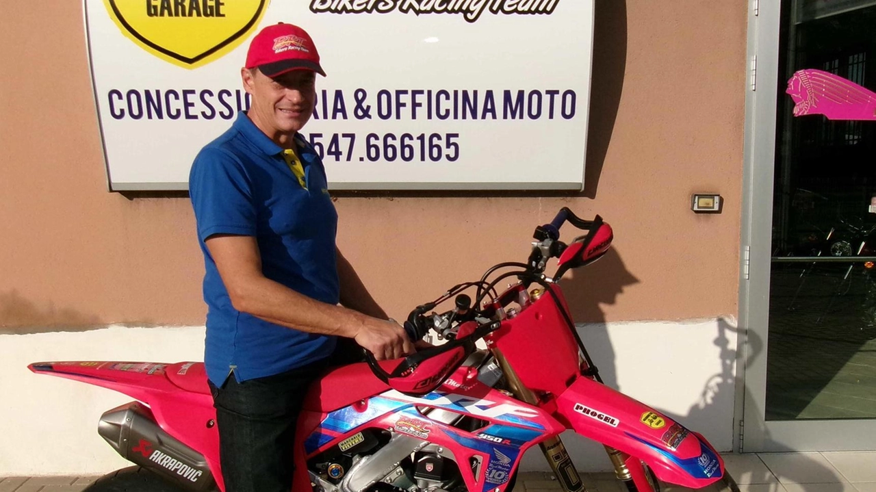 Fabio Mandelli, titolare del Bikers Racing Team con una moto Honda Crf450r