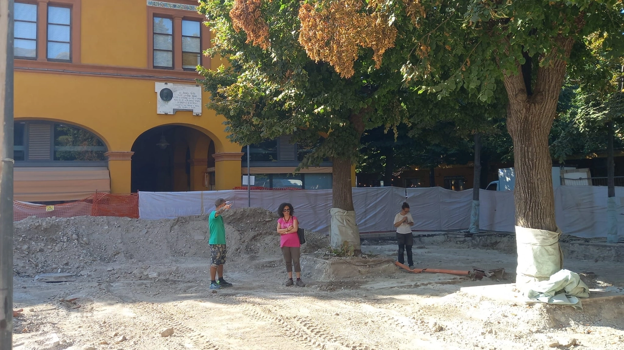 Gli archeologi in piazza Costa, nel punto in cui si ipotizza passi il cardo massimo