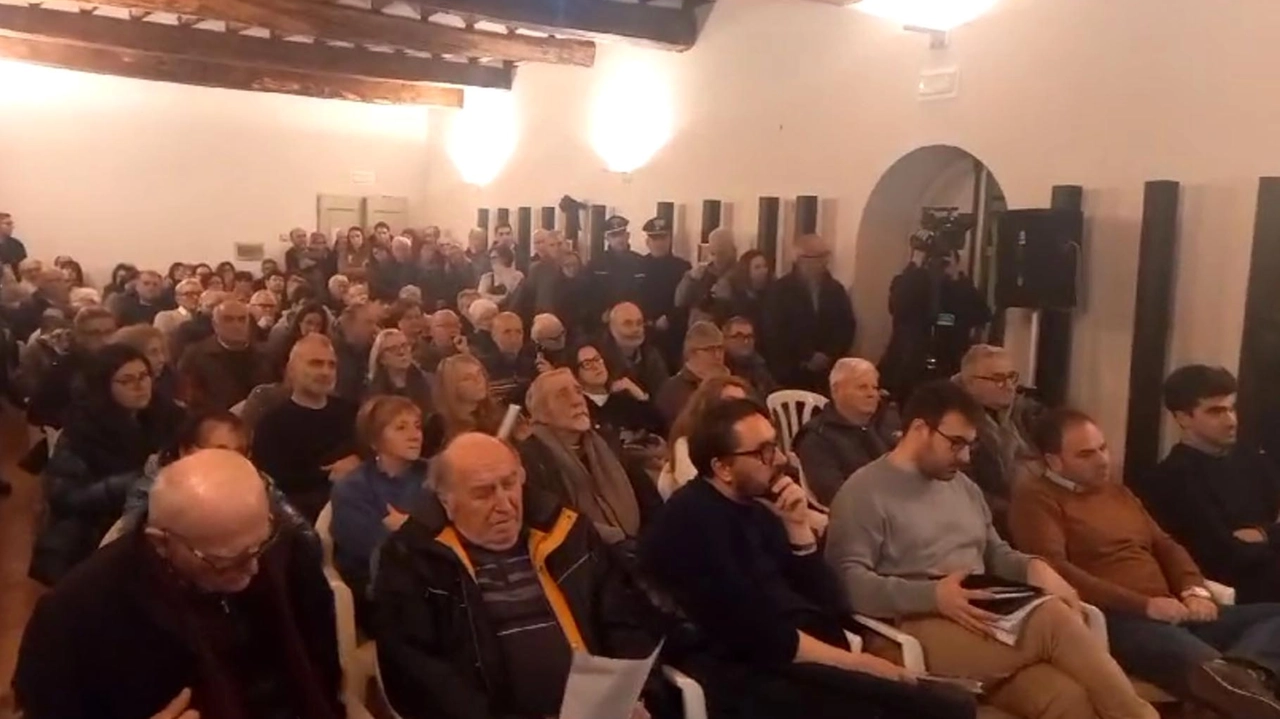 La sala civica affollata