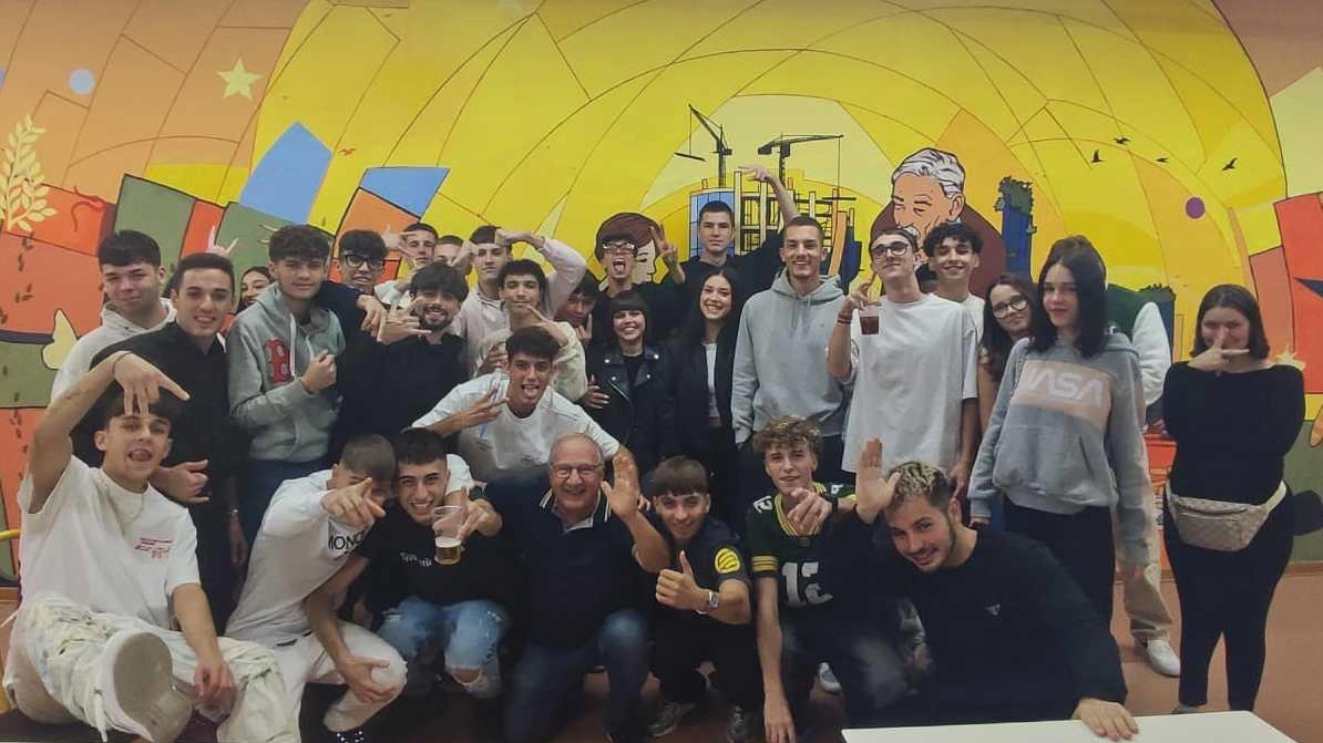 Un gruppo di ragazzi nella sala della musica dedicata al ricordo di Pricopi