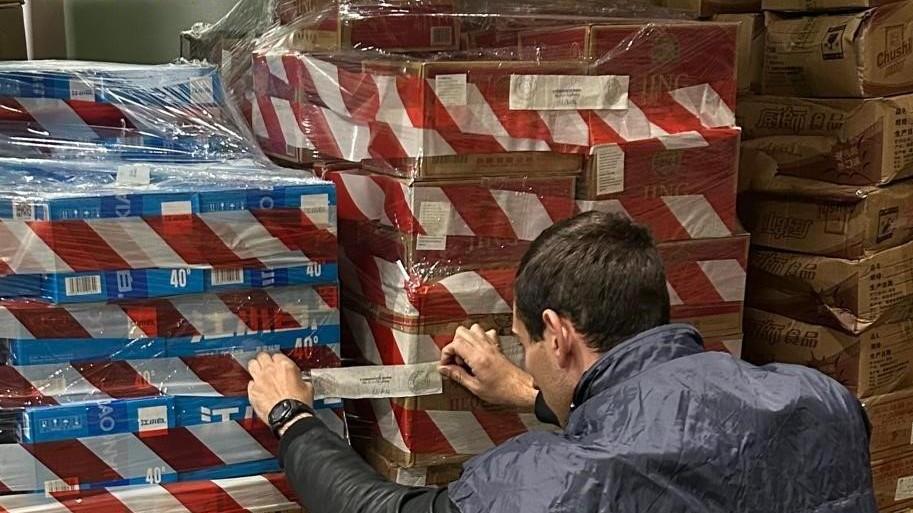 Blitz in un magazzino. Cibi irregolari e scaduti, scatta il maxi sequestro