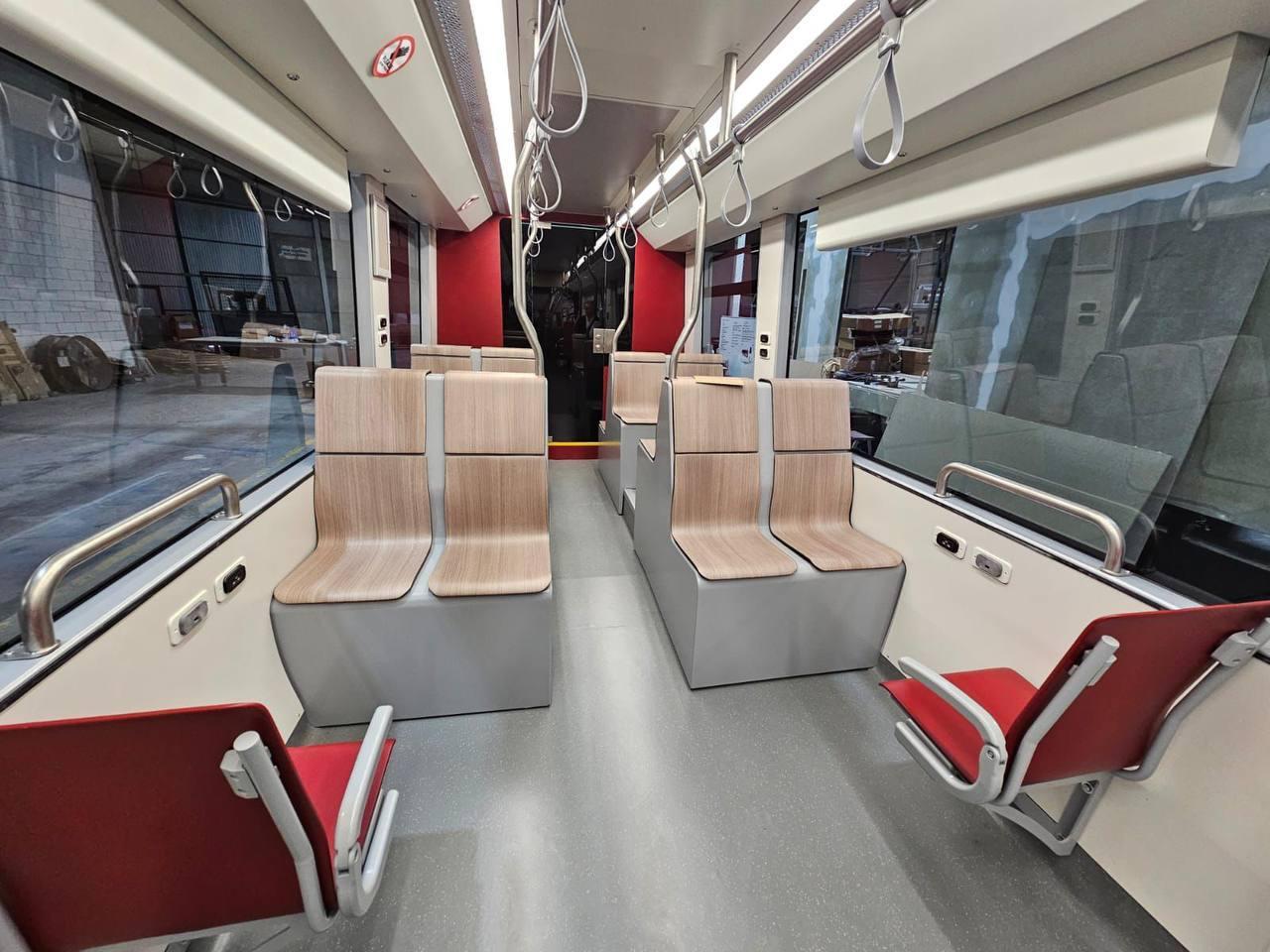 Come sarà il tram di Bologna: seggiolini in ‘finto legno’ e poltroncine rosse