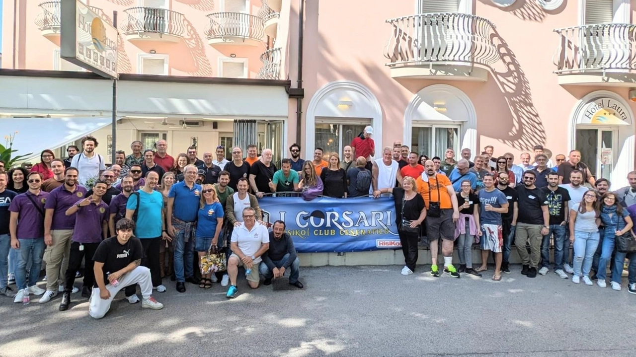 Davide Castellini e Dario Aceti vincono il Raduno Nazionale di Risiko a Cesenatico. Oltre cento giocatori provenienti da tutta Italia si sono sfidati per conquistare il podio e un posto alle finali del Campionato Nazionale 2025.