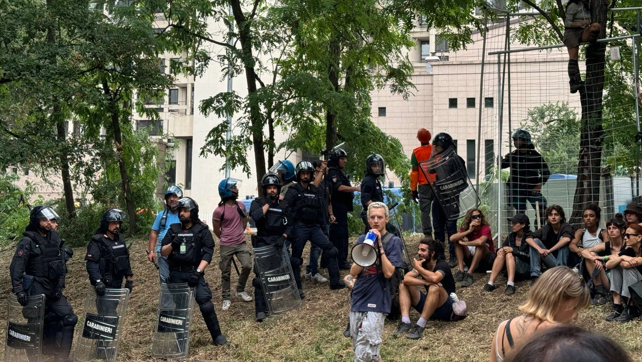 Manifestanti al parco Don Bosco, sul posto polizia e carabinieri (foto Schicchi)