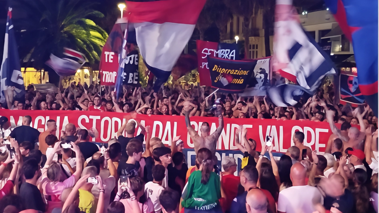 Migliaia di tifosi in centro tra cori, bandiere, fumogeni e tanto entusiasmo. Acclamatissimo Palladini, applausi per Massi e la carica data ai calciatori.