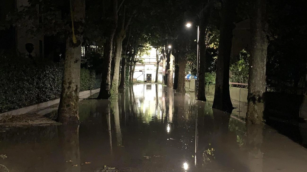 Cesenatico sotto pressione. Allagati strade e tunnel