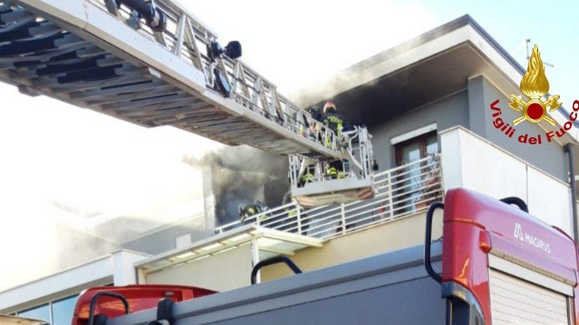 Paura a Montelabbate. Divano prende fuoco: i pompieri salvano anziano