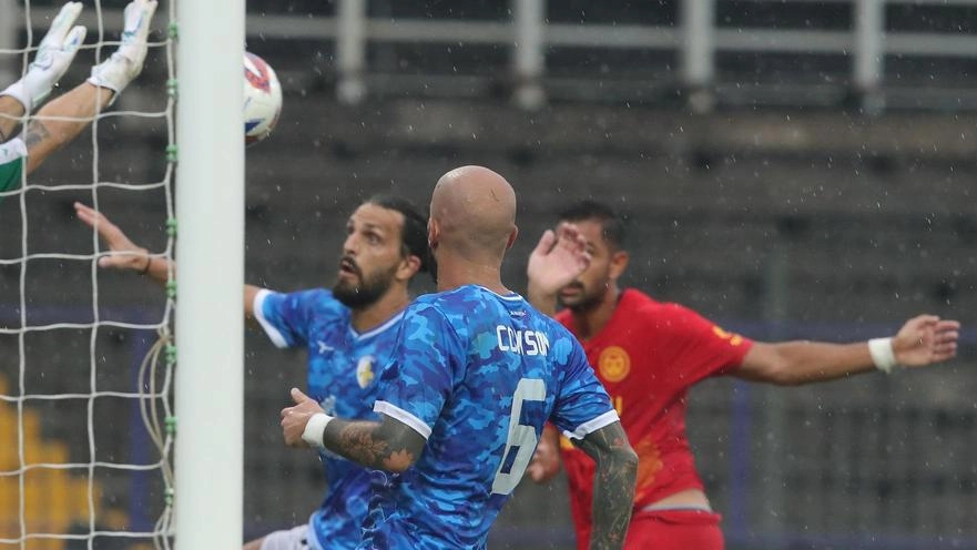 L’assalto infruttuoso alla porta del Prato nella gara di andata persa 2-1 (Zani)