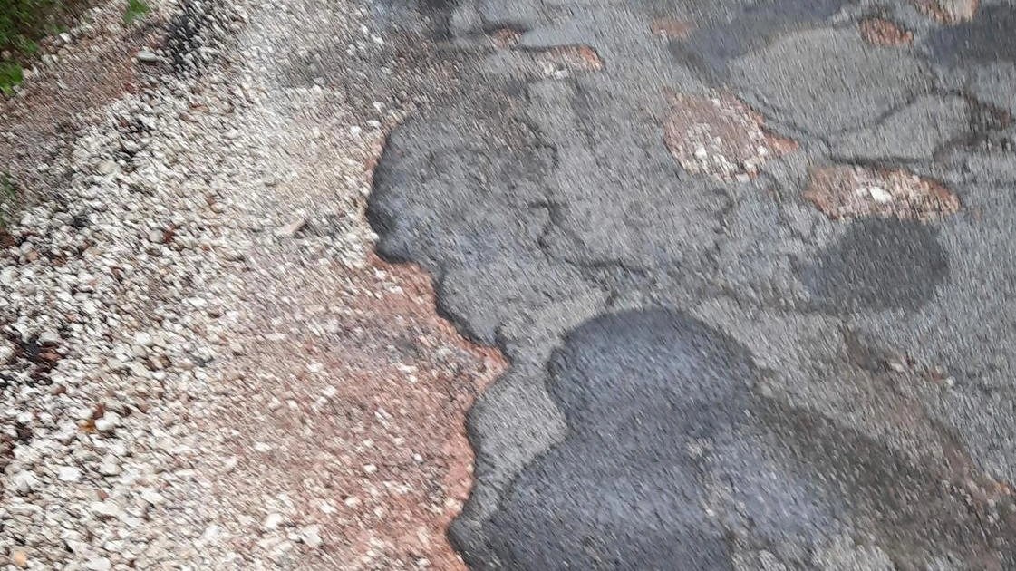 La strada per San Gervasio con i rattoppi di asfaltatura che non risolvono il problema