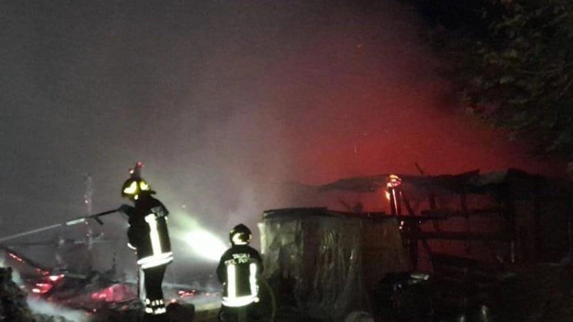 Incendio notturno in via Bel Pavone: indagini dei carabinieri sulle cause