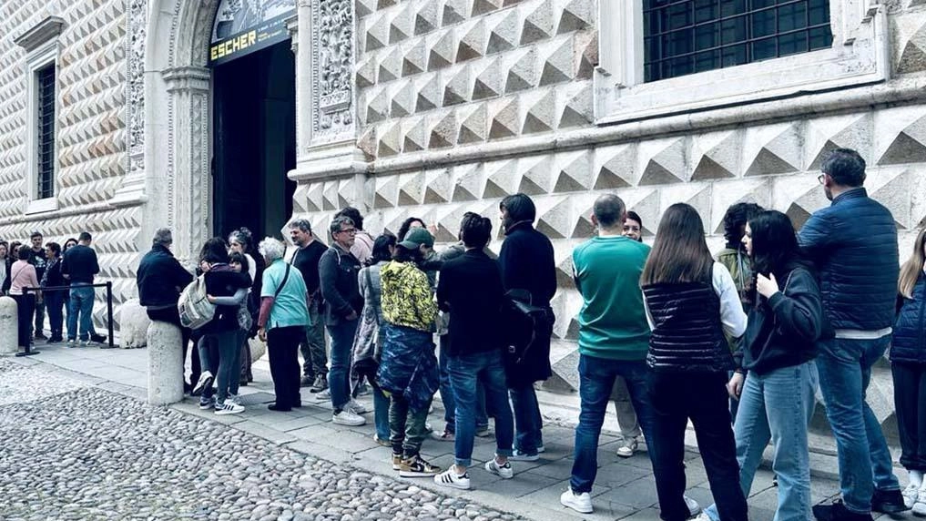 In fila a Palazzo Diamanti e, in alto, l’assessore. Matteo Fornasini