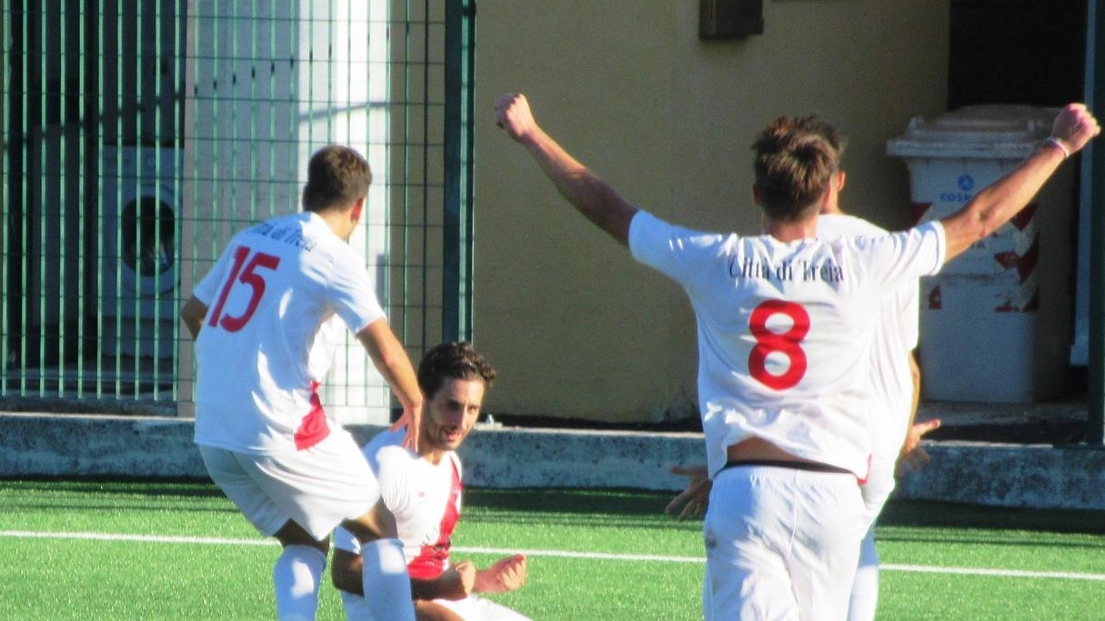 L’esultanza di Mongiello, autore del secondo gol del Chiesanuova alla Sangiustese