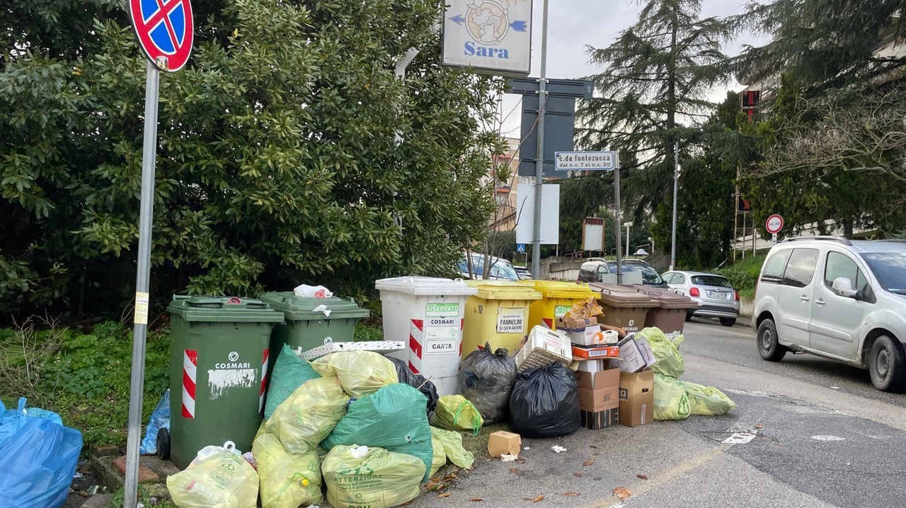 Rifiuti di ogni tipo abbandonati davanti ai cassonetti della raccolta differenziata: lo scatto inviato da un lettore è di domenica mattina