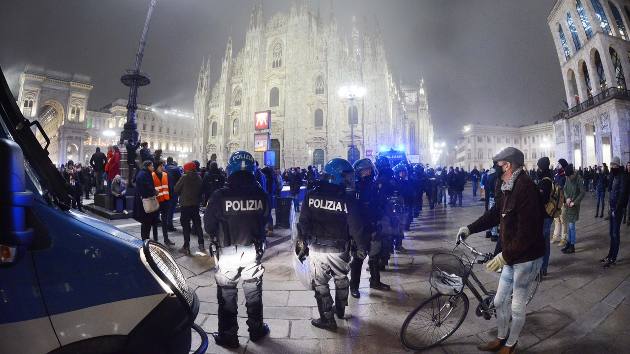 La denuncia di una ventenne reggiana al Capodanno di Milano: “Mi hanno accerchiata e toccata. Un incubo durato venti minuti”