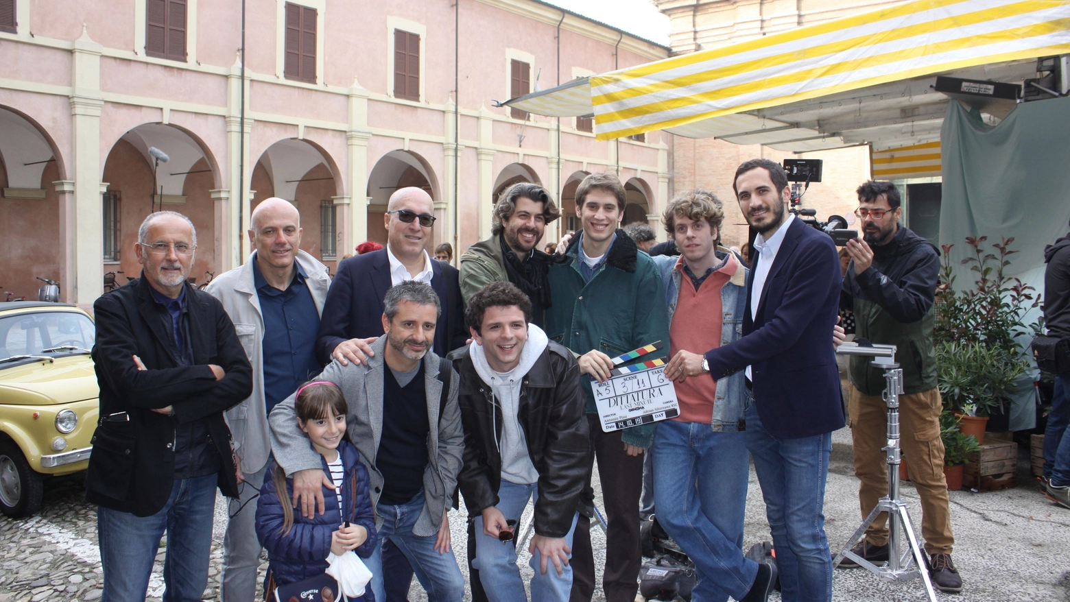Il sindaco Lattuca e l’assessore Verona con la troupe del film ‘Tornando a Est’ di produzione cesenate