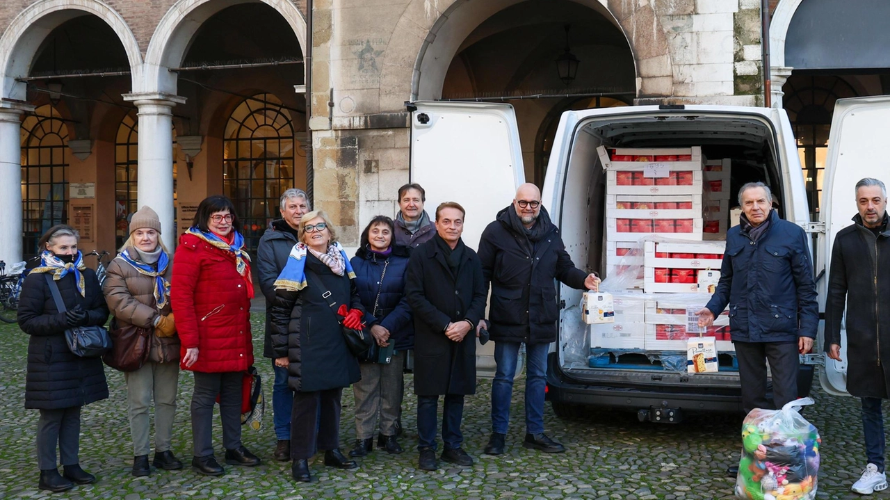 La consegna dei pacchi al sindaco